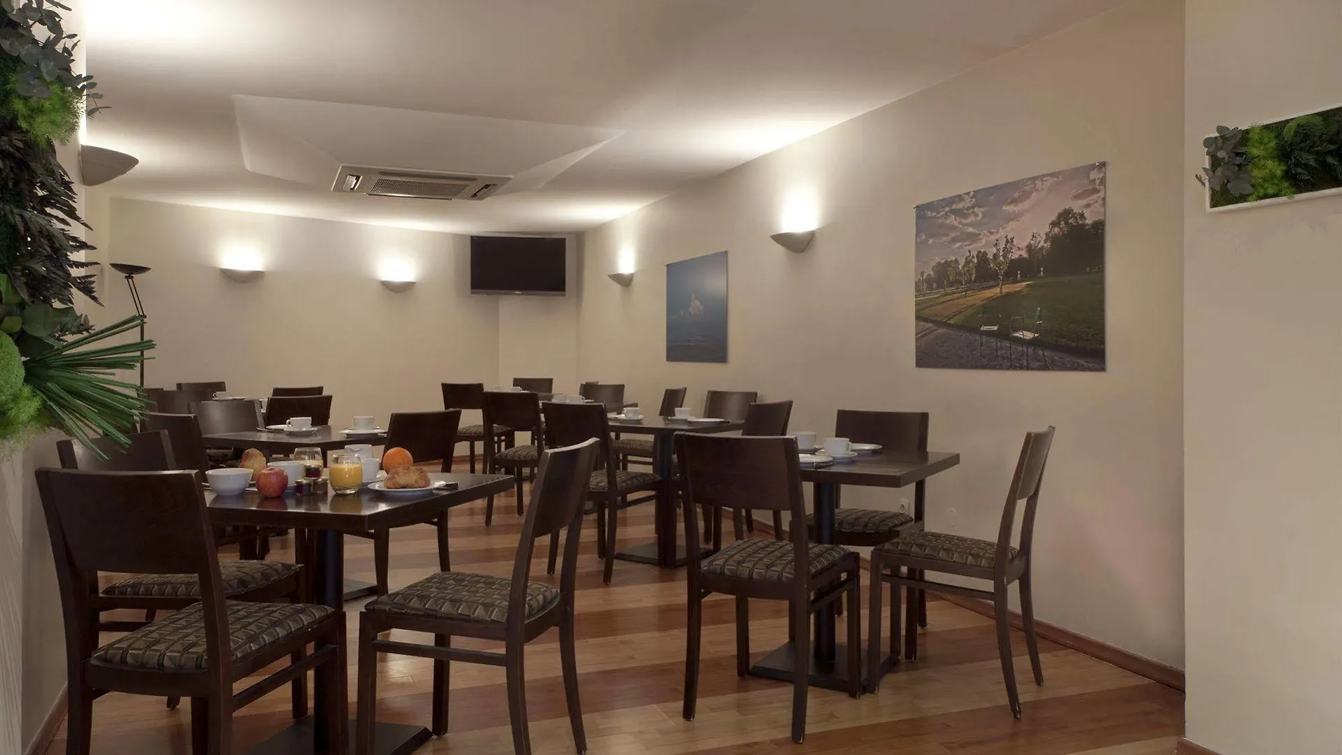 *** Hotel Verlain Paris France